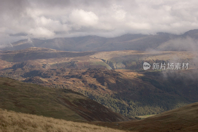 坎布里亚郡湖区的Watendlath Fell和Helvellyn。英国